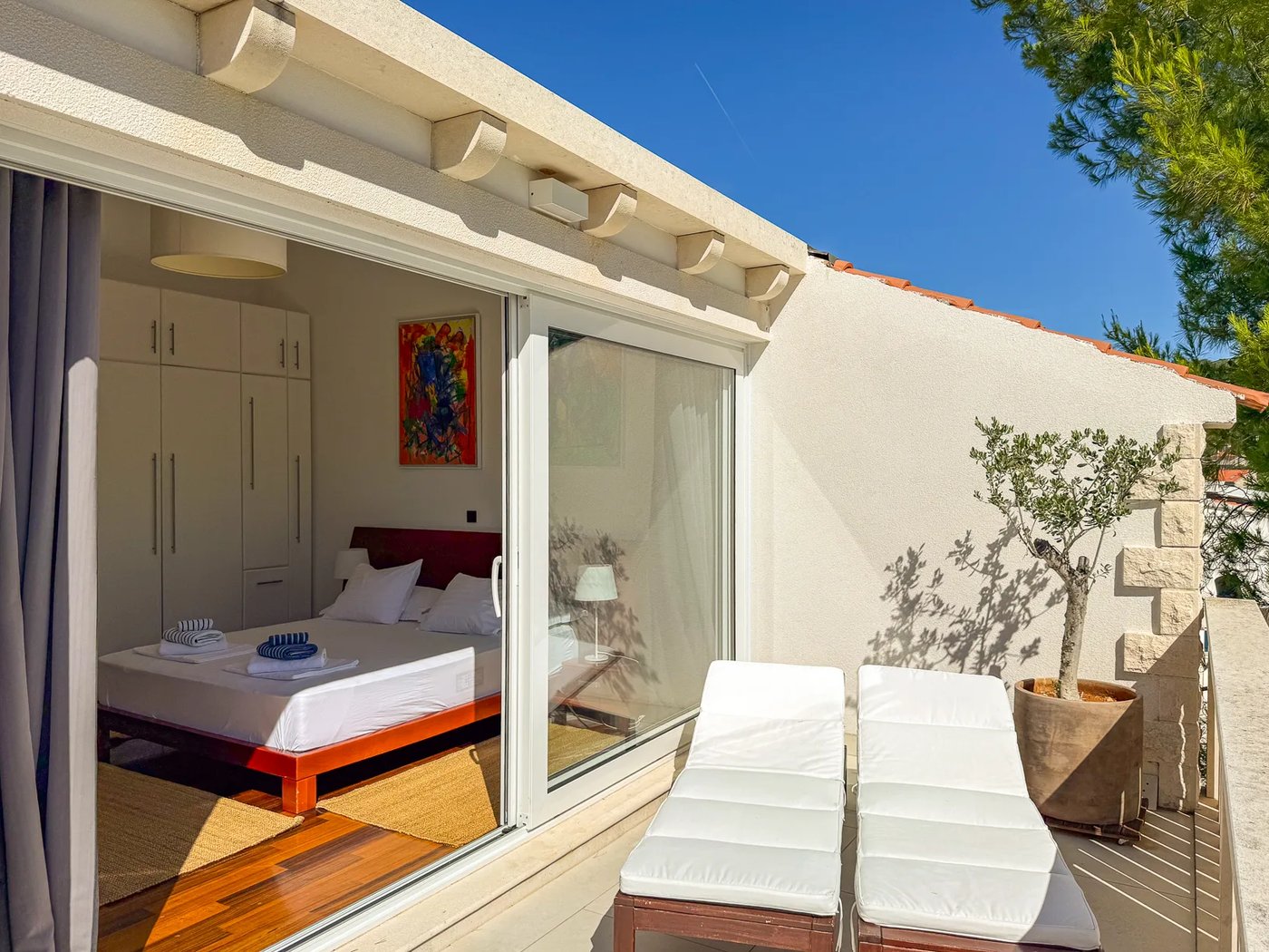 Master Bedroom with en-suite bathroom at Villa Aqua — photo 16