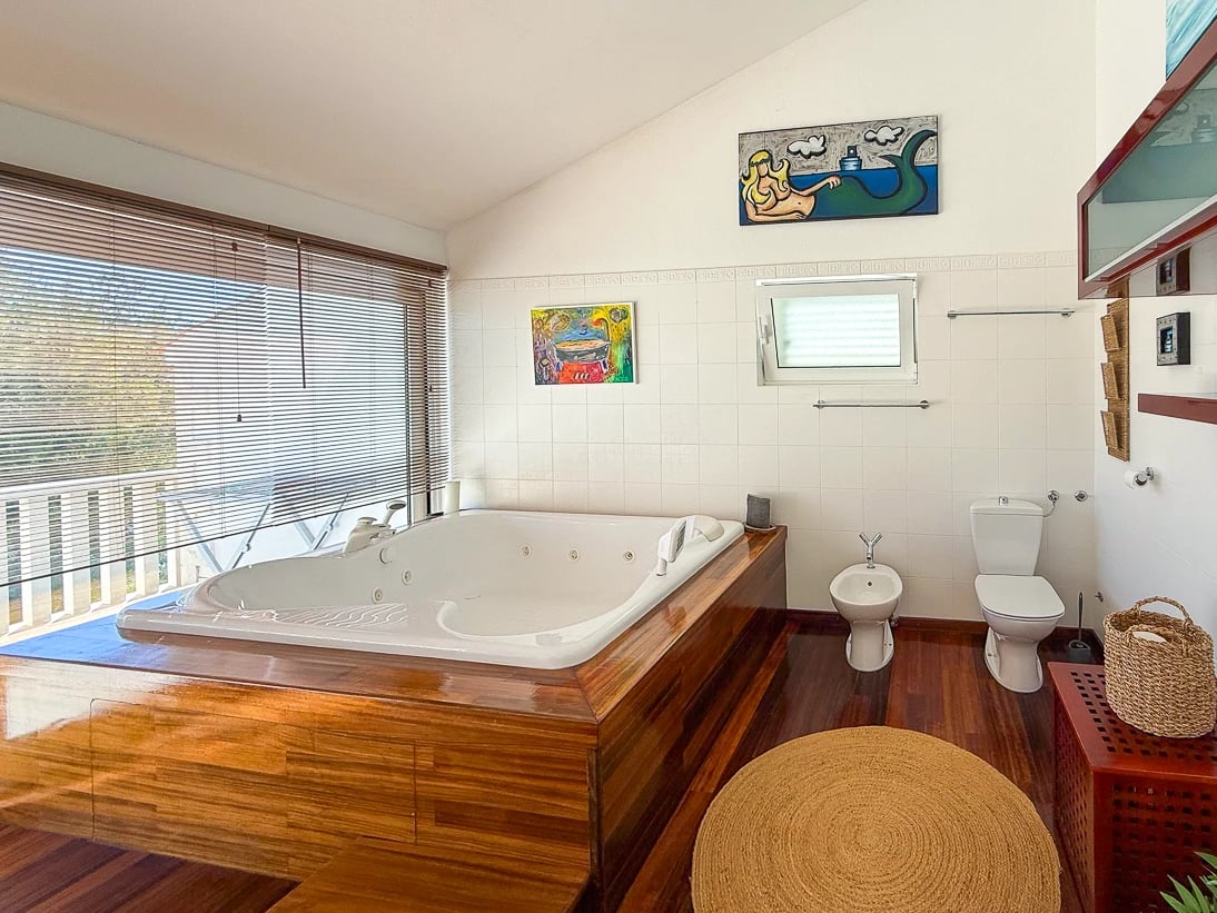 Master Bedroom with en-suite bathroom at Villa Aqua — photo 18
