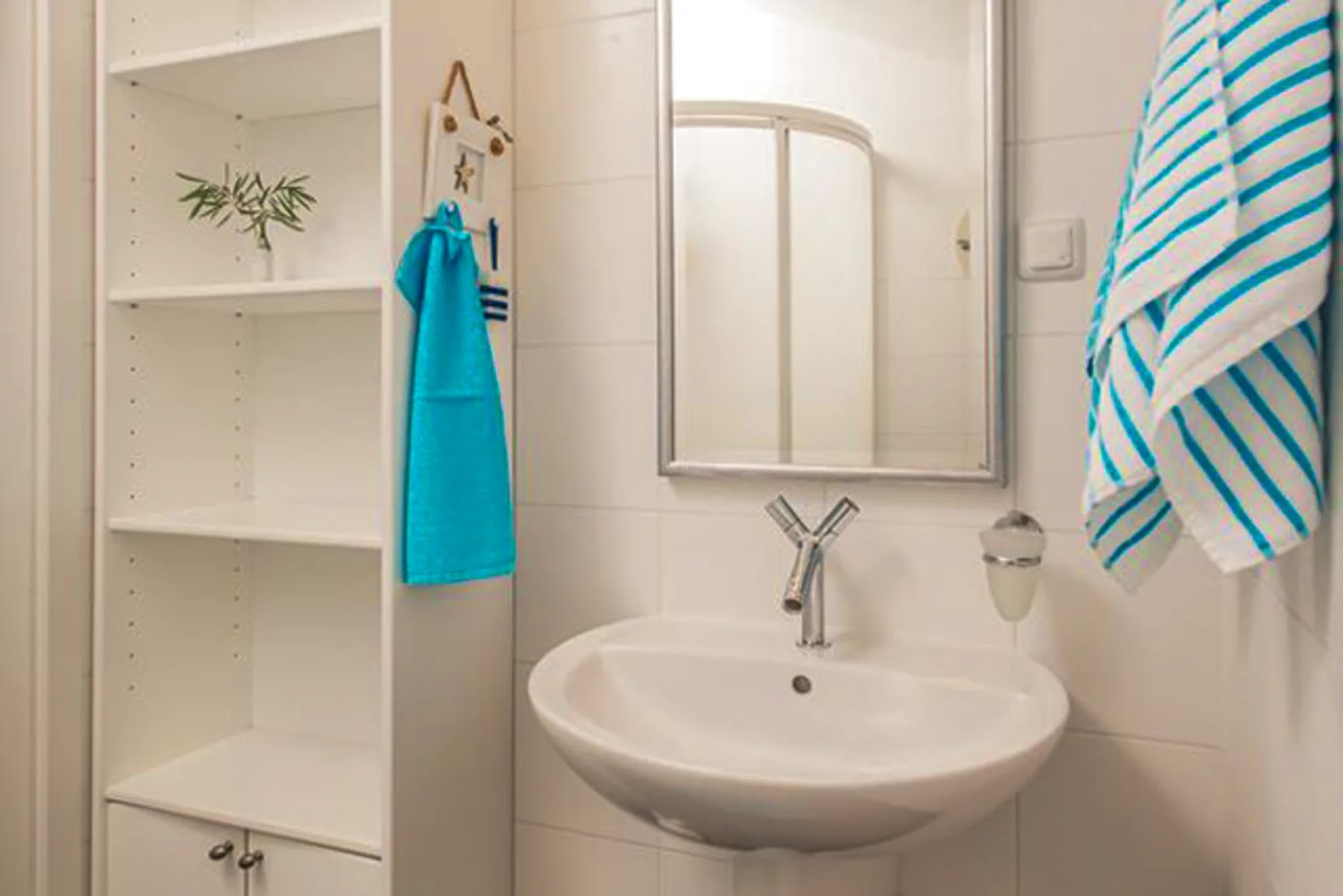 Bedroom 2 with en-suite bathroom at Villa Aqua — photo 5