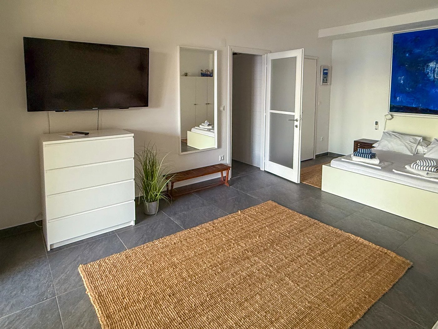 Bedroom 4 with en-suite bathroom at Villa Aqua — photo 1