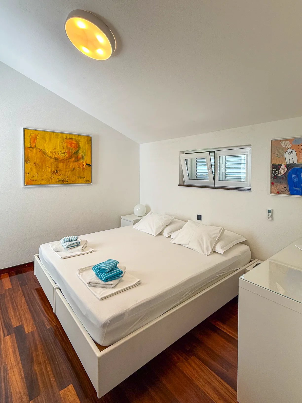 Bedroom 2 with en-suite bathroom at Villa Aqua — photo 1
