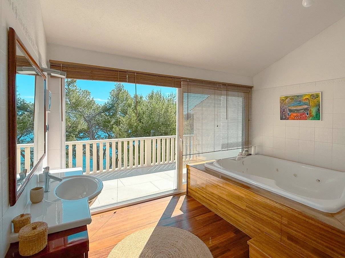 Master Bedroom with en-suite bathroom at Villa Aqua — photo 23