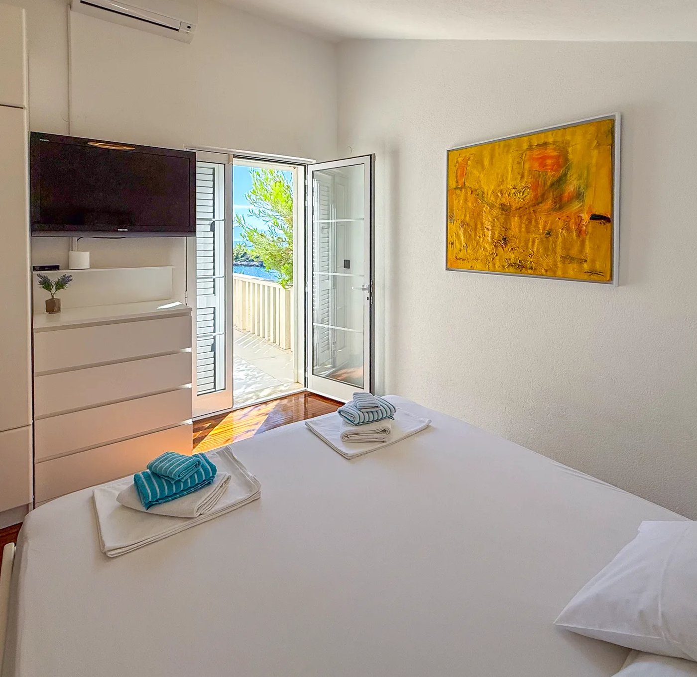 Bedroom 2 with en-suite bathroom at Villa Aqua — photo 2